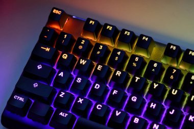 Qwerty Masasında Renkli RGB Oyun Klavyesi