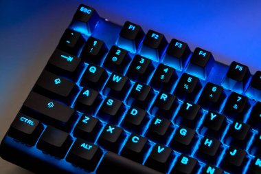 Qwerty Masasında Renkli RGB Oyun Klavyesi