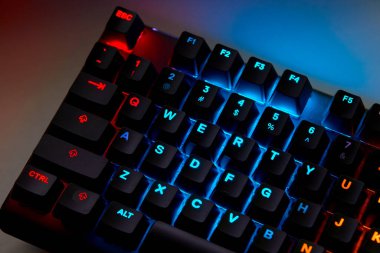 Qwerty Masasında Renkli RGB Oyun Klavyesi