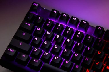 Qwerty Masasında Renkli RGB Oyun Klavyesi