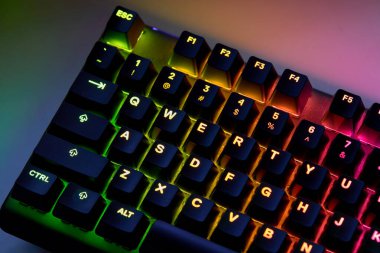 Qwerty Masasında Renkli RGB Oyun Klavyesi
