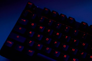 Qwerty Masasında Renkli RGB Oyun Klavyesi