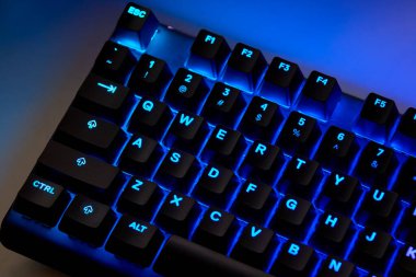 Qwerty Masasında Renkli RGB Oyun Klavyesi