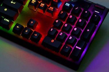 Qwerty Masasında Renkli RGB Oyun Klavyesi