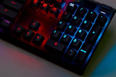 Qwerty Masasında Renkli RGB Oyun Klavyesi