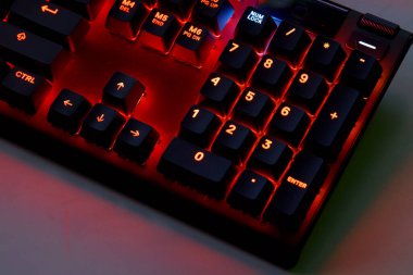 Qwerty Masasında Renkli RGB Oyun Klavyesi