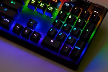 Qwerty Masasında Renkli RGB Oyun Klavyesi