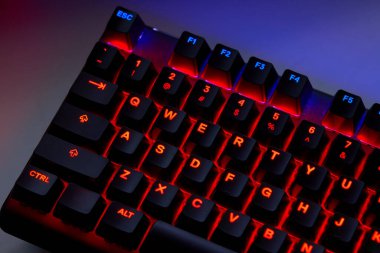 Qwerty Masasında Renkli RGB Oyun Klavyesi