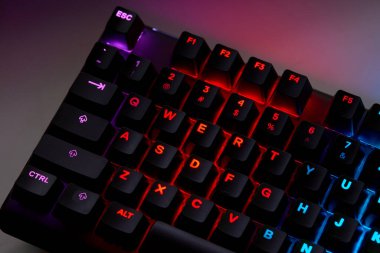 Qwerty Masasında Renkli RGB Oyun Klavyesi