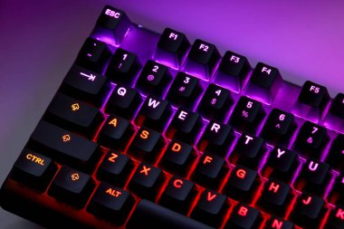 Qwerty Masasında Renkli RGB Oyun Klavyesi