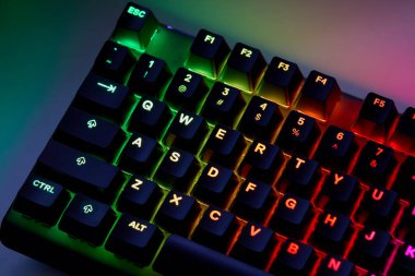 Qwerty Masasında Renkli RGB Oyun Klavyesi