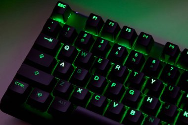 Qwerty Masasında Renkli RGB Oyun Klavyesi