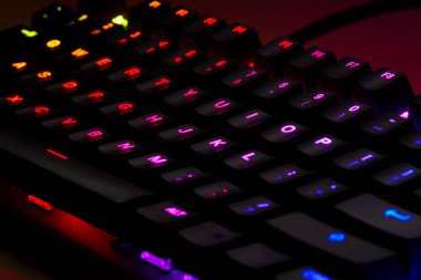 Qwerty Masasında Renkli RGB Oyun Klavyesi