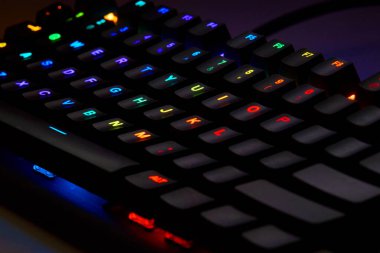 Qwerty Masasında Renkli RGB Oyun Klavyesi