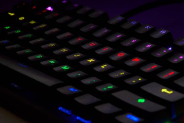 Qwerty Masasında Renkli RGB Oyun Klavyesi