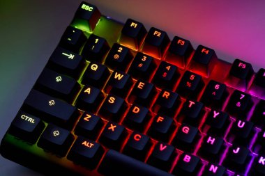 Qwerty Masasında Renkli RGB Oyun Klavyesi