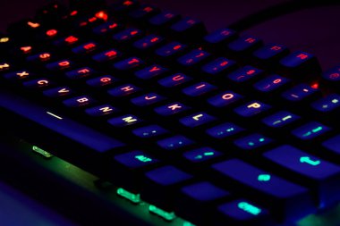 Qwerty Masasında Renkli RGB Oyun Klavyesi
