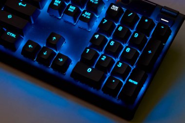 Qwerty Masasında Renkli RGB Oyun Klavyesi