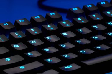 Qwerty Masasında Renkli RGB Oyun Klavyesi