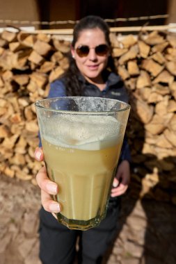 Chicha hazırlığı, Perus geleneksel mayalanmış içeceği hala kutsal vadide el yapımı, yüzyıllardır olduğu gibi..