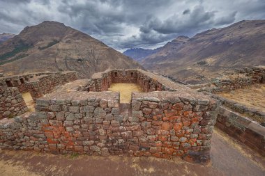 Pisac 'ın Antik İnka Harabeleri Dramatik Dağ Manzarası, Kutsal Vadi, Peru