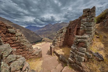 Pisac 'ın Antik İnka Harabeleri Dramatik Dağ Manzarası, Kutsal Vadi, Peru