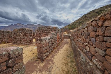 Pisac 'ın Antik İnka Harabeleri Dramatik Dağ Manzarası, Kutsal Vadi, Peru