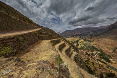 Pisac 'ın Antik İnka Harabeleri Dramatik Dağ Manzarası, Kutsal Vadi, Peru