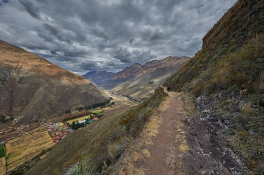 Pisac 'ın Antik İnka Harabeleri Dramatik Dağ Manzarası, Kutsal Vadi, Peru