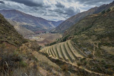 Pisac 'ın Antik İnka Harabeleri Dramatik Dağ Manzarası, Kutsal Vadi, Peru