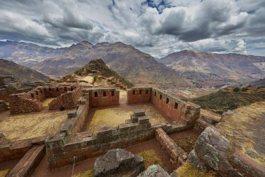 Pisac 'ın Antik İnka Harabeleri Dramatik Dağ Manzarası, Kutsal Vadi, Peru