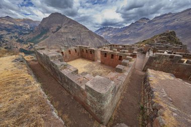 Pisac 'ın Antik İnka Harabeleri Dramatik Dağ Manzarası, Kutsal Vadi, Peru