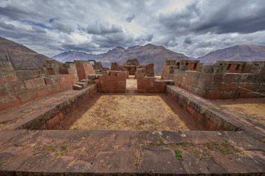 Pisac 'ın Antik İnka Harabeleri Dramatik Dağ Manzarası, Kutsal Vadi, Peru