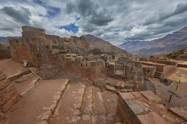 Pisac 'ın Antik İnka Harabeleri Dramatik Dağ Manzarası, Kutsal Vadi, Peru