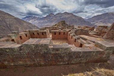 Pisac 'ın antik İnka kalıntılarına hayran olan genç kadın dramatik dağ manzarası, Kutsal Vadi, Peru