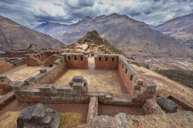 Pisac 'ın antik İnka kalıntılarına hayran olan genç kadın dramatik dağ manzarası, Kutsal Vadi, Peru