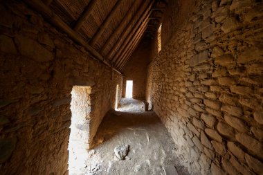 Peru, Cusco 'daki Ollantaytambo arkeolojik sahasının görkemli manzarası. İnkaların mimari ustalığını ve mühendisliğini gözler önüne seren devasa taş teraslar And Dağları 'na karşı yükseliyor.. 