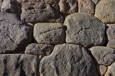 Peru, Cusco 'daki Ollantaytambo arkeolojik sahasının görkemli manzarası. İnkaların mimari ustalığını ve mühendisliğini gözler önüne seren devasa taş teraslar And Dağları 'na karşı yükseliyor.. 