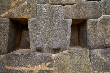 Peru, Cusco 'daki Ollantaytambo arkeolojik sahasının görkemli manzarası. İnkaların mimari ustalığını ve mühendisliğini gözler önüne seren devasa taş teraslar And Dağları 'na karşı yükseliyor.. 