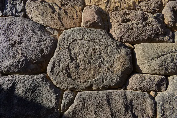 Peru, Cusco 'daki Ollantaytambo arkeolojik sahasının görkemli manzarası. İnkaların mimari ustalığını ve mühendisliğini gözler önüne seren devasa taş teraslar And Dağları 'na karşı yükseliyor.. 