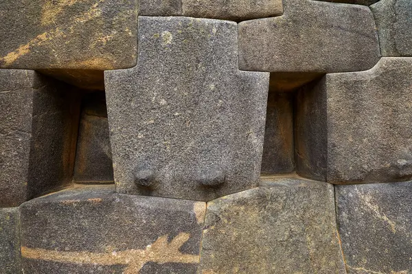 Peru, Cusco 'daki Ollantaytambo arkeolojik sahasının görkemli manzarası. İnkaların mimari ustalığını ve mühendisliğini gözler önüne seren devasa taş teraslar And Dağları 'na karşı yükseliyor.. 