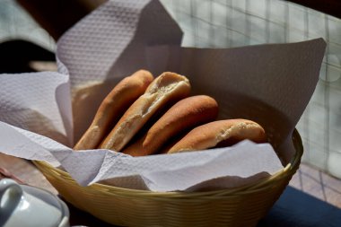 Taze zanaatkar ekmeği huzurlu bir kırsal kesimdeki ahşap bir masada dinleniyor..