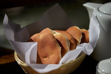 Taze zanaatkar ekmeği huzurlu bir kırsal kesimdeki ahşap bir masada dinleniyor..