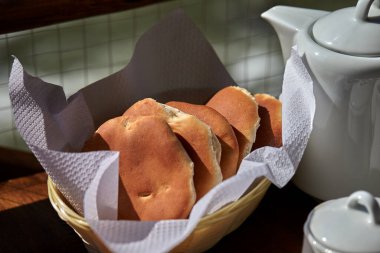 Taze zanaatkar ekmeği huzurlu bir kırsal kesimdeki ahşap bir masada dinleniyor..