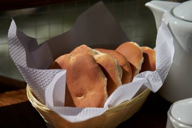 Taze zanaatkar ekmeği huzurlu bir kırsal kesimdeki ahşap bir masada dinleniyor..