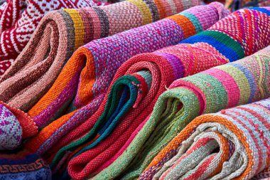 Chinchero genellikle geleneksel İnka teknikleri kullanılarak yapılan yüksek kaliteli dokuma ve renkli tekstil ürünleriyle tanınır..