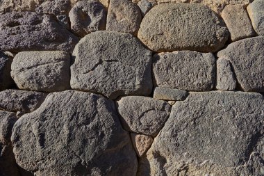 Peru, Cusco 'daki Ollantaytambo arkeolojik sahasının görkemli manzarası. Andean dağlarına karşı muazzam taş teraslar yükseliyor, İnka medeniyetinin mimari ustalığını ve mühendisliğini gözler önüne seriyor.