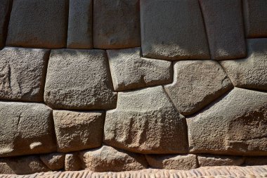 Cusco, Peru 'daki İnka taş duvarları, İnka mimarisinin ve işçiliğinin olağanüstü bir örneği.