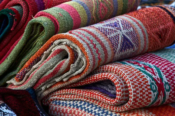 Chinchero genellikle geleneksel İnka teknikleri kullanılarak yapılan yüksek kaliteli dokuma ve renkli tekstil ürünleriyle tanınır..