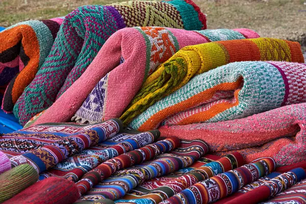 Chinchero genellikle geleneksel İnka teknikleri kullanılarak yapılan yüksek kaliteli dokuma ve renkli tekstil ürünleriyle tanınır..